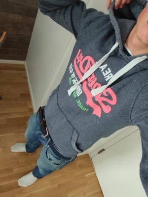 Superdry hoddie  - Fin grå superdry hoddie i väldigt bra skick modellen på bilden är 177cm och den passar bra 