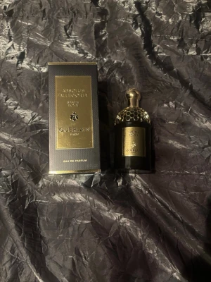 Guerlain Absolus Allegoria Parfym 125ml - Lyxig parfym från Guerlain, Absolus Allegoria, med elegant svart och guld flaska. Flaskan har ett dekorativt bikakemönster på överdelen och en rundad guldfärgad kork. Kommer med matchande förpackning i svart och guld. Eau de Parfum., nästan oandvänd