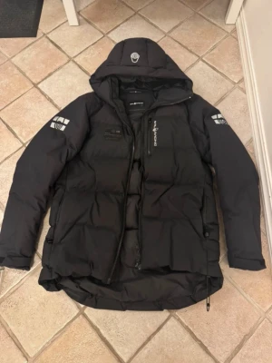 Sailracing vinter jacka  - Sailracing jacka bra skick köpt i butik ny pris 4500kr skriv vid frågor eller funderingar