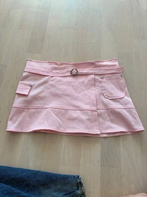 Jättefin lågmidjad rosa kjol - Jättefin lågmidjad rosa kjol i storlek xs!! Skicket syns på bilderna. Om du har någon fråga eller vill ha mer information är det bara att fråga💞
