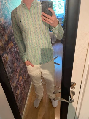Ralph Lauren skjorta - Säljer en rolig somrig skjorta från Polo Ralph Lauren🏇. Det är en äldre unik modell, men den är i toppenskick. Storlek M med bra passform. Lite roligare skjorta. Hör av dig vid intresse, 🙌⚜️