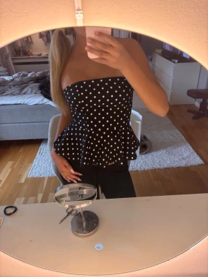 Svart prickig tubtopp med volang - Super söt tubtopp från zara som endast är testad. Prislapp är kvar, säljer pga utrensning innan flytt❣️