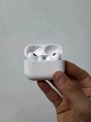 Vita trådlösa in-ear hörlurar - Snygga vita trådlösa in-ear hörlurar med laddningsetui. Hörlurarna har en stilren och kompakt design med silikonproppar för bra passform. Perfekta för musik, poddar och samtal på språng. Laddningsetuiet är smidigt att ta med i fickan. Det är HELT nya. Dessa bilder är ifrån ett annat par. 