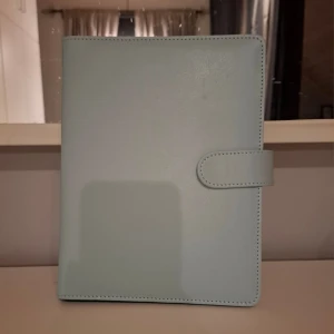 Blå kpop binder A4 - Kpop binder Blå. A4. 4 sleeves. Kan även användas som ett anteckningsblock. 