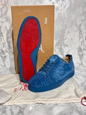Sprillans nya Christian Louboutins  - Säljer ett par FLAWLESS Christian louboutin i 10/10 skick Storlek: 44 Skick: 10/10 Färg: ljusblå 📦 Ingår: ALLT OG 💰 Pris: 3550 kr Snabb affär prioriteras – seriösa bud välkomna. Skriv gärna för fler bilder eller frågor. 