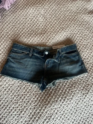 Mörkblå jeansshorts från Bershka - Snygga mörkblå jeansshorts från Bershka. Har bara använts 3 gånger och säljer dem då de var för korta för mig🌺Om ni undrar om något så är det bara att fråga💕