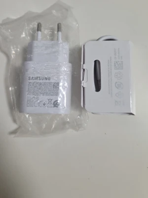 25 Watts Samsung snabbladdare USB-C vit - Vit Samsung snabbladdare med USB-C kontakt och EU-kontakt. Kompakt och smidig design, perfekt för att ladda mobilen snabbt. Levereras med tillhörande kabel och förpackning. Passar de flesta Samsung-telefoner och andra enheter med USB-C.