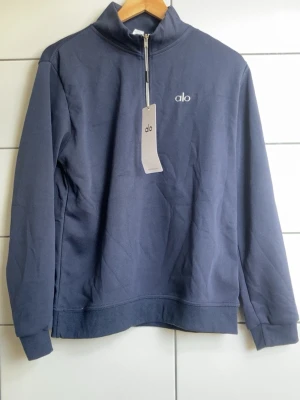 Ali Quarter zip tracksuit S - Helt ny med prislappar kvar. Aldrig använd. I utmärkt skick. Skicka gärna ett meddelande om du vill ha mer information eller fler bilder.
