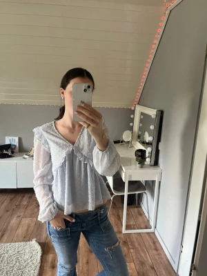Snygg blus🩵 - Söt blus från gina tricot🩵 säljer då den inte kommer till använding🩵 har en liten fläck men inget som syns vid använding (se sista bild)🩵 storlek 158-164 men sitter som en xs🩵