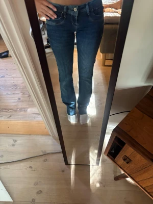 Ltb jeans - Säljer ett par mörkblå jeans med rak passform och låg midja. De är från ltb och har orginallängd 34 men är avklippta så passar någon som är runt 167