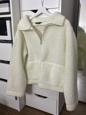 Vit teddyjacka  - Teddyjacka från lager157, hör av dig vid funderingar 💖🌟