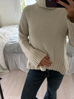 Ljusbeige stickad polotröja - Stickad ljusbeige polotröja från HM. Jätteskönt material!!