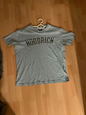 Ljusblå HOODRICH t-shirt - Snygg ljusblå t-shirt från hoodrich. 