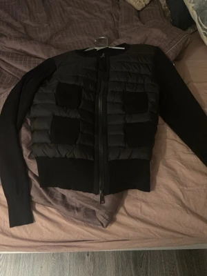 Monclear cardigan  - Monclear cardigan använd 4-7 gånger skriv om ni är intresserade nytt skick❤️