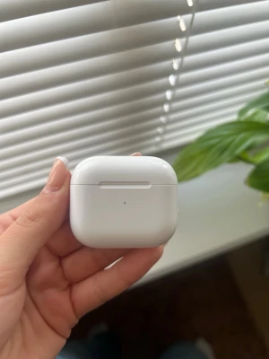 Airpods 3 gen - Säljer ett par Apple AirPods 3 med MagSafe-laddningsetui. Hörlurarna är använda och har normalt slitage med mindre repor på etuiet (se bilder).  Skick:  * Fungerar i övrigt bra. * Vänster hörlur har nedsatt ljud, den spelar betydligt lägre än den högra. Höger hörlur fungerar som den ska. * Laddningsetuiet fungerar och laddar hörlurarna utan problem.