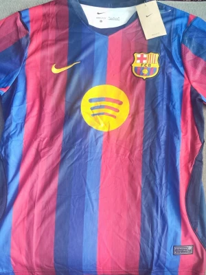 Barcelona matchtröja Nike blå/röd - Säljer en officiell FC Barcelona matchtröja från Nike i blått och rött med gula detaljer. Tröjan har klubbmärke, Nike-logga och Spotify-logga på bröstet. Tillverkad i Dri-FIT material som andas, perfekt för fotboll eller träning. M som passar S