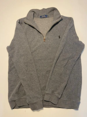 Grå Ralph Lauren - Polo Ralph Lauren, quarter-zip. Size M och true to size. Fint skick, sparsamt använd.
