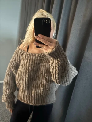 Brun oversized stickad tröja H&M - Säljer en brun oversized stickad tröja från H&M med bred ribbstickning och nedhasad axel. Tröjan har långa ärmar och en avslappnad passform som ger en cool och mysig look. Perfekt att matcha med jeans eller kjol.