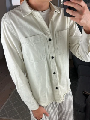Overshirt vit - Trendig och perfekt i alla tillfällen! Mått: A:45 B:41 C:43 D:65 (cm) Skriv vid fundering 😇🙌