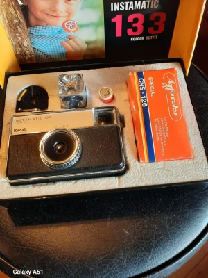 Kodak Instamatic 133 kamera outfit - Säljer en klassisk Kodak Instamatic 133 kamera i svart och silver med retro design. Kameran kommer i originalförpackning och inkluderar blixtkuber, filmrulle och tillbehör. Perfekt för dig som gillar analog fotografering och samlare av vintageprylar.