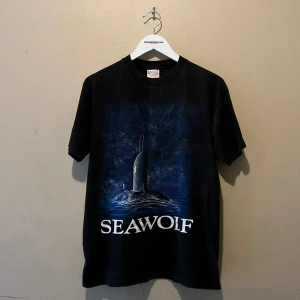 Seawolf U.S Navy Tshirt - T-shirt med Seawolf U.S Navy-tryck i storlek Medium.