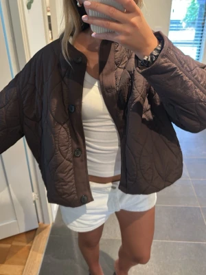 Brun jacka Zara - Säljer en brun quiltad jacka med oversized passform. Den är helt oanvänd så jättebra skick!! Från Zara!💕nypris 400kr