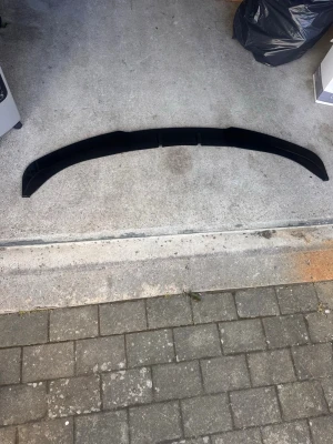 Svart frontsplitter till bmw  - Säljer en svart frontläpp i tre delar som passar till bmw e 91. Tillverkad i plast med sportig och aerodynamisk design. Perfekt för dig som vill ge bilen ett tuffare utseende och bättre marktryck. Den är helt ny och oanvänd!