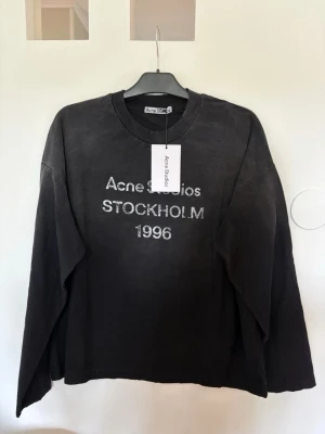 Acne Studios Long Sleeve  - Stilren och tidlös tröja från Acne Studios i klassisk svart färg. Ett mångsidigt plagg som är enkelt att matcha och passar perfekt till både vardag och mer uppklädda outfits.  📦 Kika gärna på mina andra annonser – erbjuder gärna bundle/rabatt vid köp av flera plagg.  