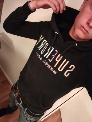 Superdry hoddie  - Fin superdry hoddie i väldigt bra skick modellen på bilden är 177cm och den passar bra men något tajt 