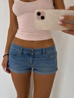 Lågmidjade jeansshorts - 👕 Plagg: Jeansshorts                                                          📏 Storlek: W27, Midjemått 39 cm                                                                                                            ✨ Skick: Fint skick                                                        💬 Vid frågor är det bara att skriva!                                                                                          🛍️ Gramenti