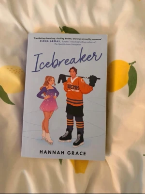 Icebreaker av Hannah Grace - En romantisk och humoristisk roman om konståkaren Anastasia och hockeykaptenen Nate. Boken har ett blått omslag med illustrationer av huvudkaraktärerna i skridskoutrustning. Perfekt för dig som gillar sportiga kärlekshistorier och ungdomsromaner.