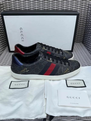 Gucci Ace Tiger - Gucci Ace || Storlek EU 42 UK 8 || Skorna är i mycket bra skick (se bilder) || Allt på bilderna medföljer vid köp || Tveka inte på att höra av dig vid frågor eller funderingar 
