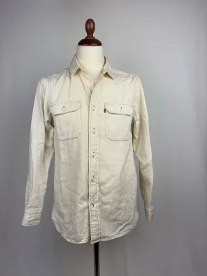Levis Överskjorta - 🌸 INFO OM PLAGGET 🌸  ☑️ Märke: Levis ☑️ Storlek: Small ☑️ Färg: Cremevit ☑️ Skick: ⭐⭐⭐⭐⭐  ✨ Detaljer: ☐ Inga hål ☐ Inga fläckar ☐ Nytvättad ☐ Rökfritt hem ☐ Djurfritt hem  📏 Passform: ☑️ Normal   📦 Skickas snabbt. 💬 Skriv gärna om du vill ha fler bilder eller mått. 🤍 Paketrabatt vid köp av flera annonser. 🌟 Titta gärna på mina andra annonser!