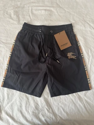 Bad shorts - Oanvända bad shorts storlek M/L
