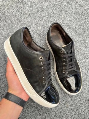 Lanvin uk6/ svart - Säljer dessa fantastiskt snygga lanvin skor. Size uk6 som motsvarar 40-41! Skick 7,5+/10. Lite slitet på ena cap toe men annars fina, sulan är behandlad med whitningcream. Nypris 5200kr. Dustbag ingår. Kan gå ner i pris vid snabb affär! Fraktar inom 24H🤩