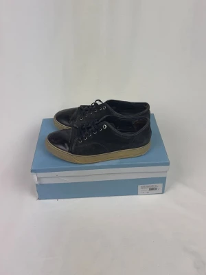 Lanvin Sneakers Svart - 🌸 INFO OM PLAGGET 🌸  ☑️ Märke: Lanvin ☑️ Storlek: 42 ☑️ Färg: Svart ☑️ Skick: ⭐⭐⭐  ✨ Detaljer ☐ hål-sista bilden ☐ Rökfritt hem ☐ Djurfritt hem  📏 Passform: ☑️ Normal   📦 Skickas snabbt. 💬 Skriv gärna om du vill ha fler bilder eller mått. 🤍 Paketrabatt vid köp av flera annonser. 🌟 Titta gärna på mina andra annonser!