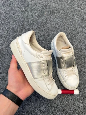 Valentino open 37 - Säljer dessa sjukt snygga valentino open skor. Perfekt för sommaren! Skick 9/10 riktigt fint skick. Garanterad äkthet (700+ nöjda kunder ✅) extrasnören ingår. Kan gå ner i pris vid snabb affär! Nypris 7200kr. Skriv vid frågor😄