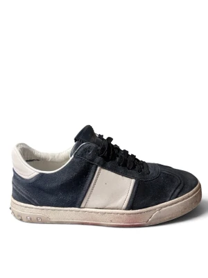 Valentino flycrew navy  - Valentino flycrew i storlek 39 passar 40. Färg navy!. Skriv vid frågor 