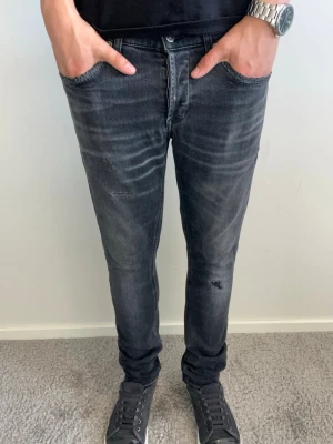 Dondup George Jeans - Tja, säljer dessa tvärfeta dondup George jeans i mycket fint skick med inga defekter! Förutom att lappen har lossnat lite som enkelt går att lösa👍 mått längd 103, midja 40. Hör av er vid fler frågor🤝 (Billigare vid köp av Paket😉)