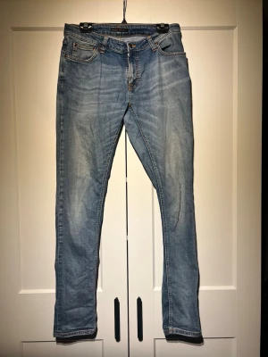 Nudie skinny lin jeans - Säljer ett par feta Nudie jeans 34/34 i passformen skinny lin vilket är en slim/skinny model. Jeansen är i mycket bra skick o säljer då de är för små. Priset är ej hugget i sten o bara att höra av sig vid funderingar!! ;)