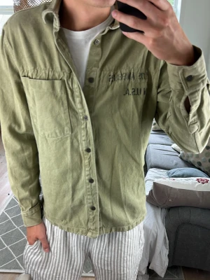 Vintage Overshirt  - En sjukt snygg Zara overshirt med vintage look! Storlek: XL men den sitter som M/L. Mått: A:50 B:47 C:47 D:65 (cm) Skriv vid fundering 😇🙌