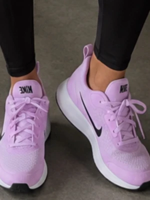Ljusrosa Nike sneakers strl 39 - Säljer ett par snygga ljusrosa Nike sneakers med svart swoosh på sidan och vit sula.  Perfekta för dig som vill sticka ut med färg på fötterna.