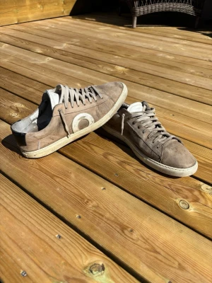 Oliver cabell skor - Snygge beiga sneakers från Oliver Cabell i storlek 43. Skriv vid funderingar.