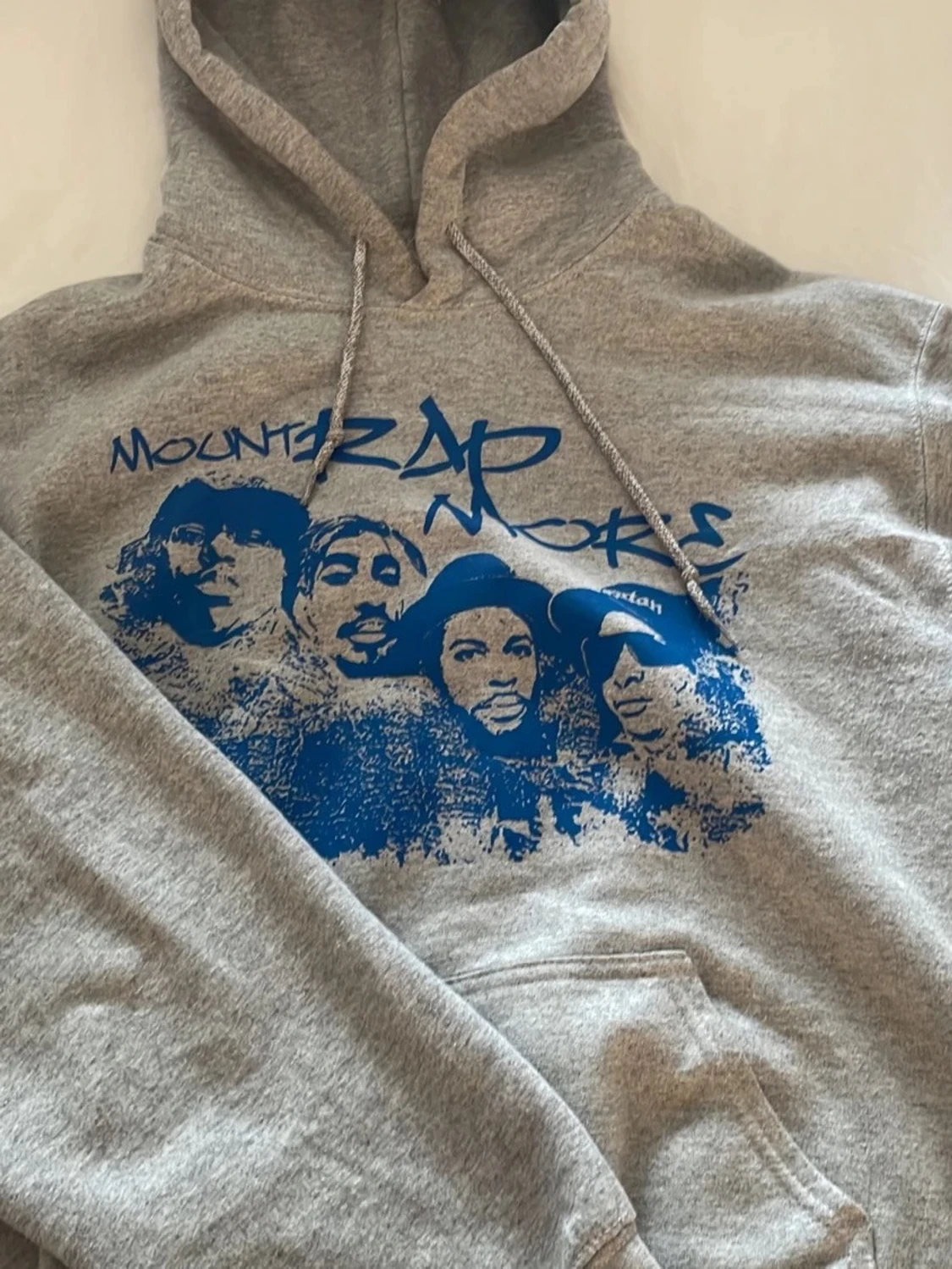 grå hoodie - 1