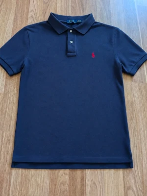 Ralph Lauren piké -  Tjena, jag säljer en riktigt snygg och populär Ralph Lauuren piké☺️ Den är i mycket bra skick och har inga fläckar eller skador😁 Den är självklart äkta✅ Skicka om du har några frågor och kom gärna med rimliga bud😄