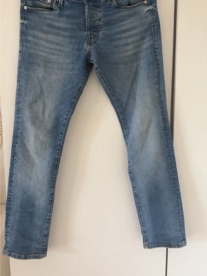 Jack&Jones jeans - Säljer ett par feta ljusblå jeans från Jack&Jones slim Glenn ~nypris 899~ mitt pris 449~ storlek W30 L30~ skriv för mer pengar information eller bilder gärna🤩🤩