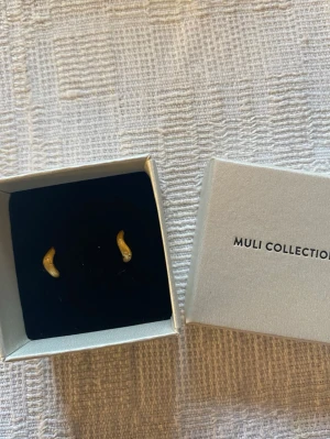 Muli Collection öronhängen - Superfina nya guld pläterade wave öronhängen ifrån Muli Collection!