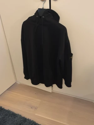 Svart hoodie från Stone Island - Säljer en svart snygg hoodie från Stone Island med klassisk huva och dragsk i jätte fint skick. Har ni några frågor är det bara att skriva Med vänlig hälsning, Anton 
