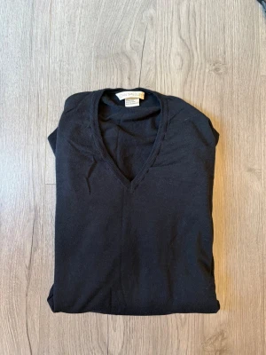 Marinblå V-ringad tröja John Smedley - Marinblå stickad tröja från John Smedley! I fin stickad merino ull och tillverkad i England! Tröjan är använd fåtal gånger och har inga defekter✅ Tröjan är i storlek XL men skulle också kunna passa en L📐 Skriv vid funderingar!✅ fraktar inom 24h🚚📦