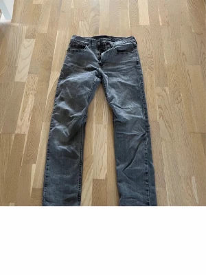 Levis 502 - Levi’s 502 jeans – 30/30  Snygga Levi’s 502 jeans i grå/svart tvätt. Klassisk och stilren modell som passar till det mesta. Bra skick med normalt bruksslitage.  📏 Storlek: 30/30 👖 Modell: Levi’s 502 🎨 Färg: Grå/svart ✨ Skick: Bra skick 💰 Pris: 450 kr  Skicka PM vid frågor eller om du vill ha fler bilder!